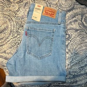 Levi’s shorts.